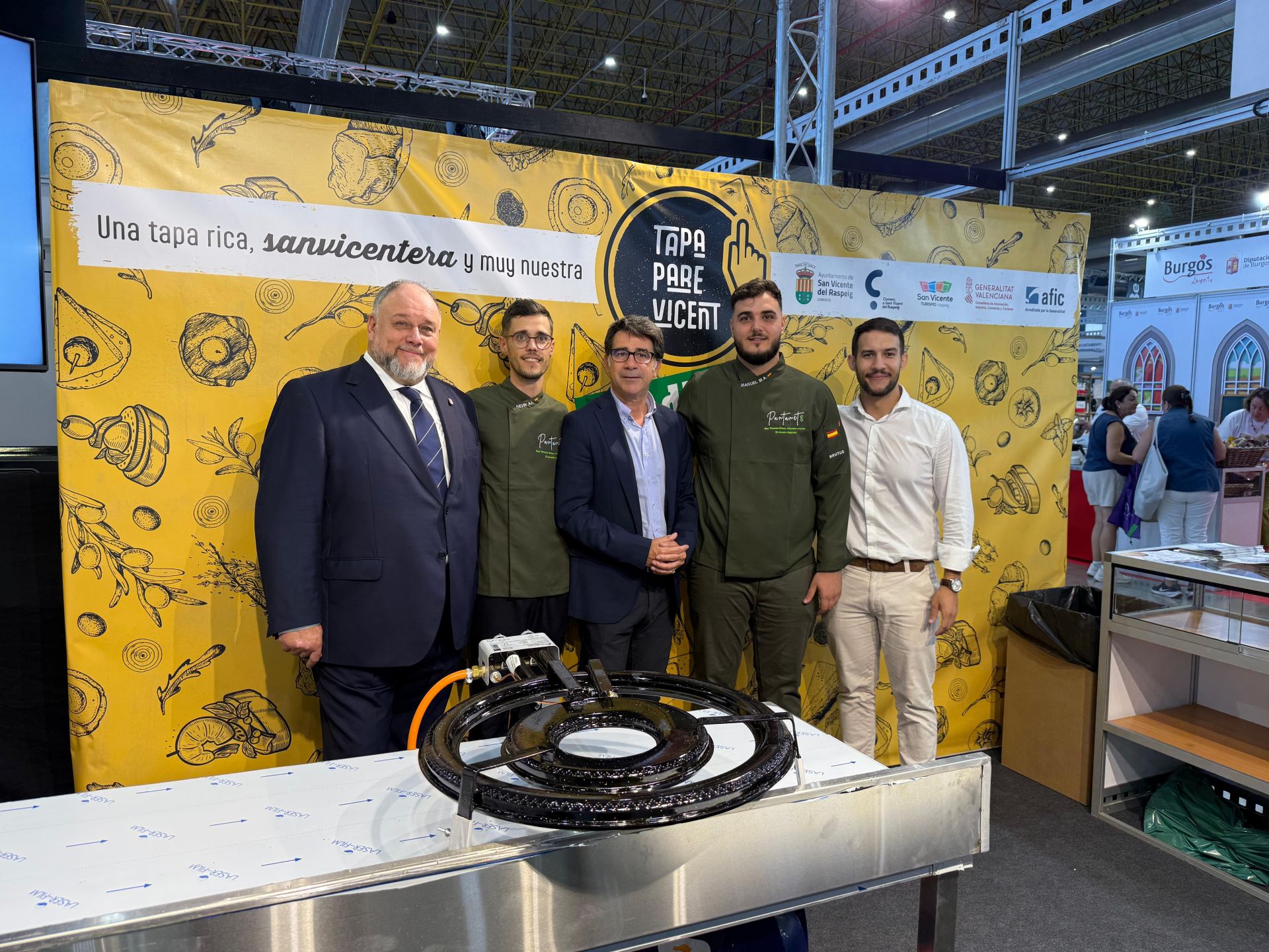 El alcalde y resto de autoridades, en la apertura del stand.