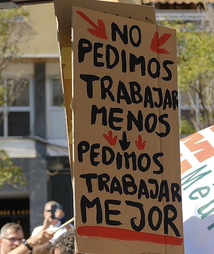 Imagen secundaria 2 - Los médicos estallan en las calles de Alicante durante la huelga: «La sanidad pública no puede sobrevivir sin nosotros»