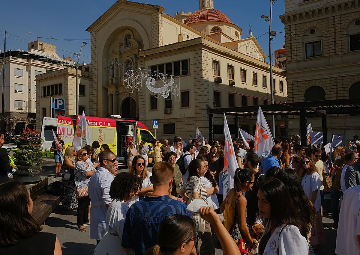 Imagen secundaria 1 - Los médicos estallan en las calles de Alicante durante la huelga: «La sanidad pública no puede sobrevivir sin nosotros»