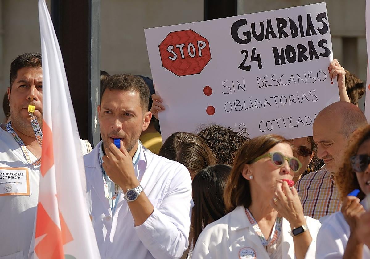 Imagen principal - Los médicos estallan en las calles de Alicante durante la huelga: «La sanidad pública no puede sobrevivir sin nosotros»