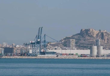 Barcala reitera el rechazo a los macrodepósitos del puerto tras denegar la licencia de obra