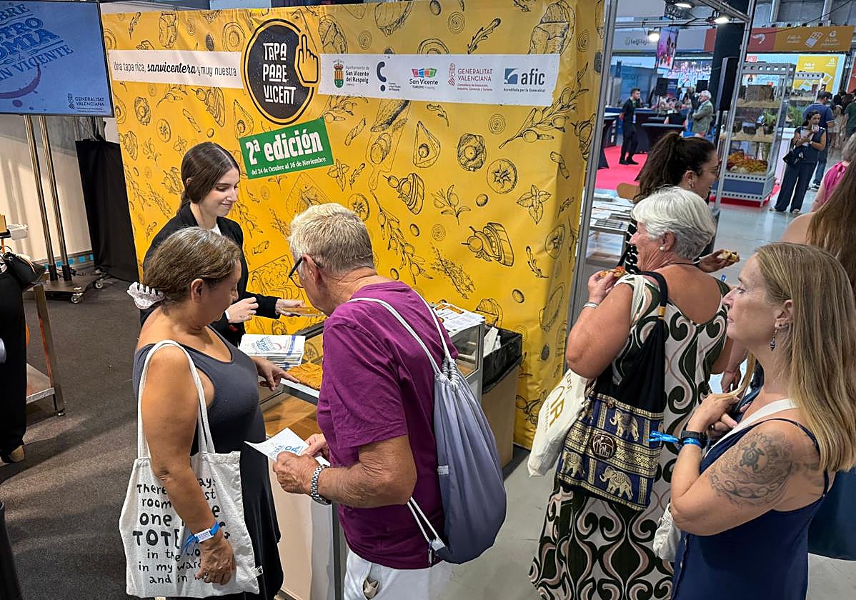 Asistentes a Alicante Gastronómica, en el stand de San Vicente.