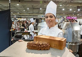La pastelera Chayma Boutkabout posa con la tarta premiada.