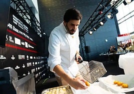 El chef Carlos Griffo durante la masterclass en Alicante Gastronómica.