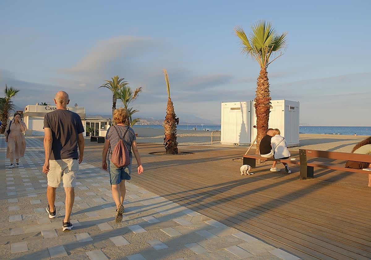 Las plataformas de madera, con las palmeras recién plantadas y las zonas deportivas renovadas.