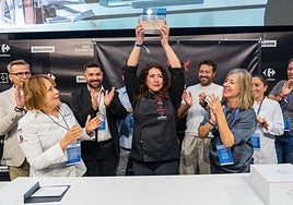 La chef Davinia Martínez con el premio a la Mejor Brasa del Mediterráneo.