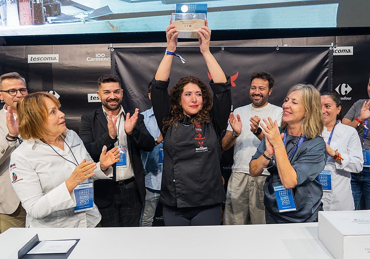La chef Davinia Martínez con el premio a la Mejor Brasa del Mediterráneo.