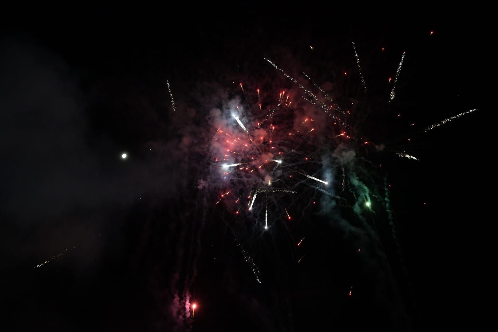 Explosión de luz y sonido: la primera mascletà de las Hogueras de Alicante convierte el Bulevar del Pla en una fiesta