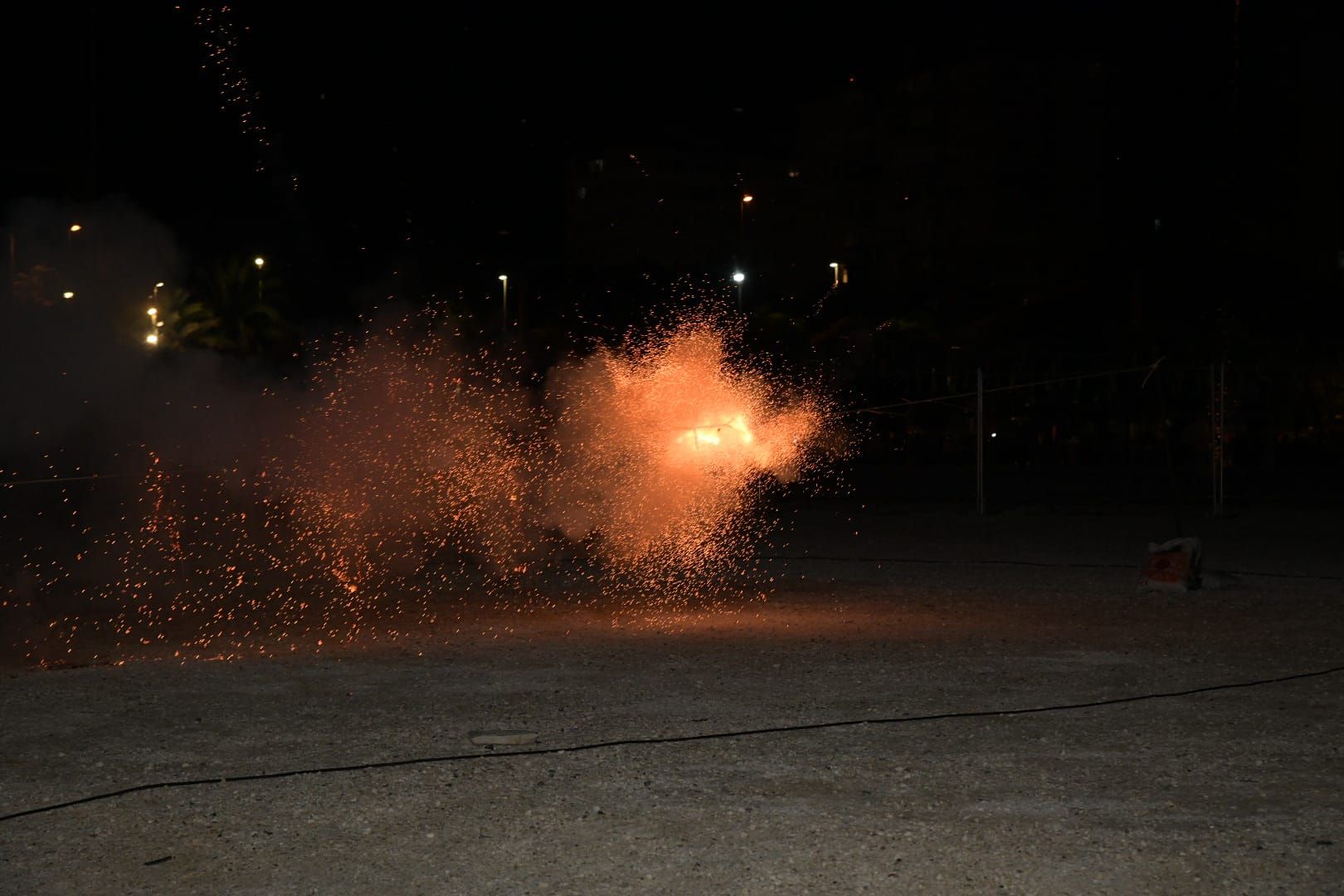 Explosión de luz y sonido: la primera mascletà de las Hogueras de Alicante convierte el Bulevar del Pla en una fiesta
