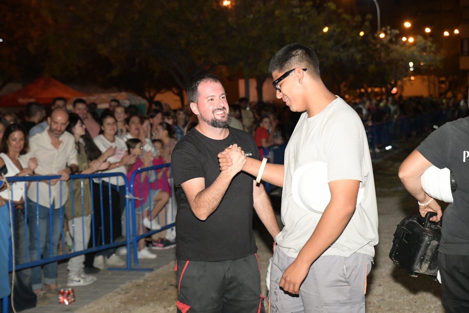 Explosión de luz y sonido: la primera mascletà de las Hogueras de Alicante convierte el Bulevar del Pla en una fiesta