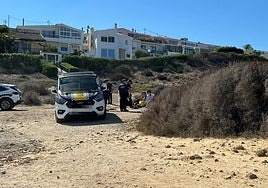 La Policía Local atiende a los jóvenes en el Cabo de la Huerta.