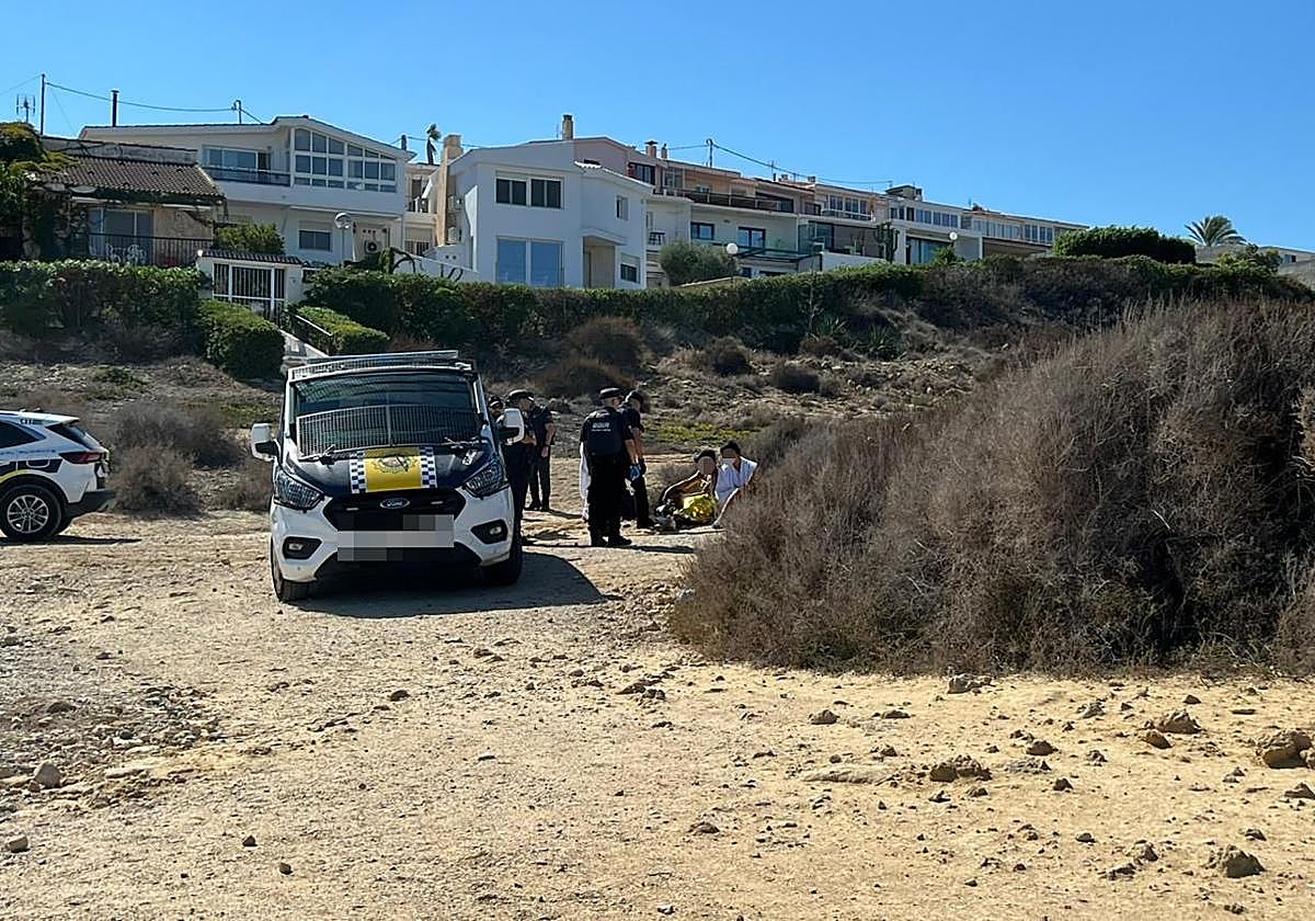 La Policía Local atiende a los jóvenes en el Cabo de la Huerta.
