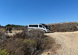 La Policía Local intercepta una patera en el Cabo de la Huerta de Alicante.