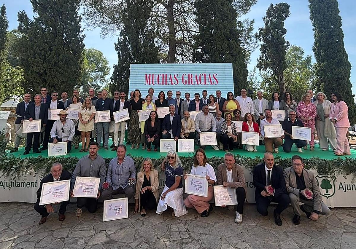 Representantes de Calpe, entre los asistentes a la gala Viles en Flor celebrada en Alberic.