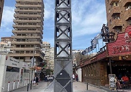 El paso de los años y el ambiente marino han dañado las columnas ya existentes