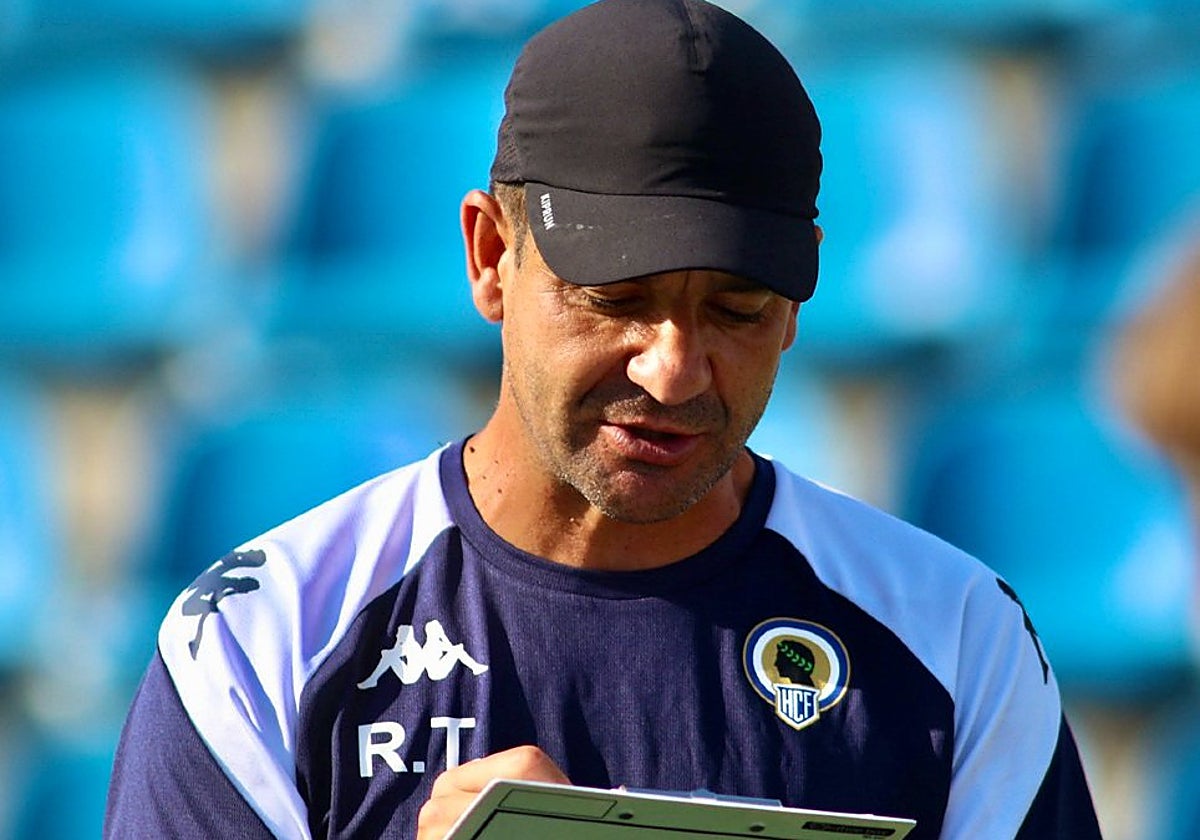 Rubén Torrecilla, with tactics board in hand.