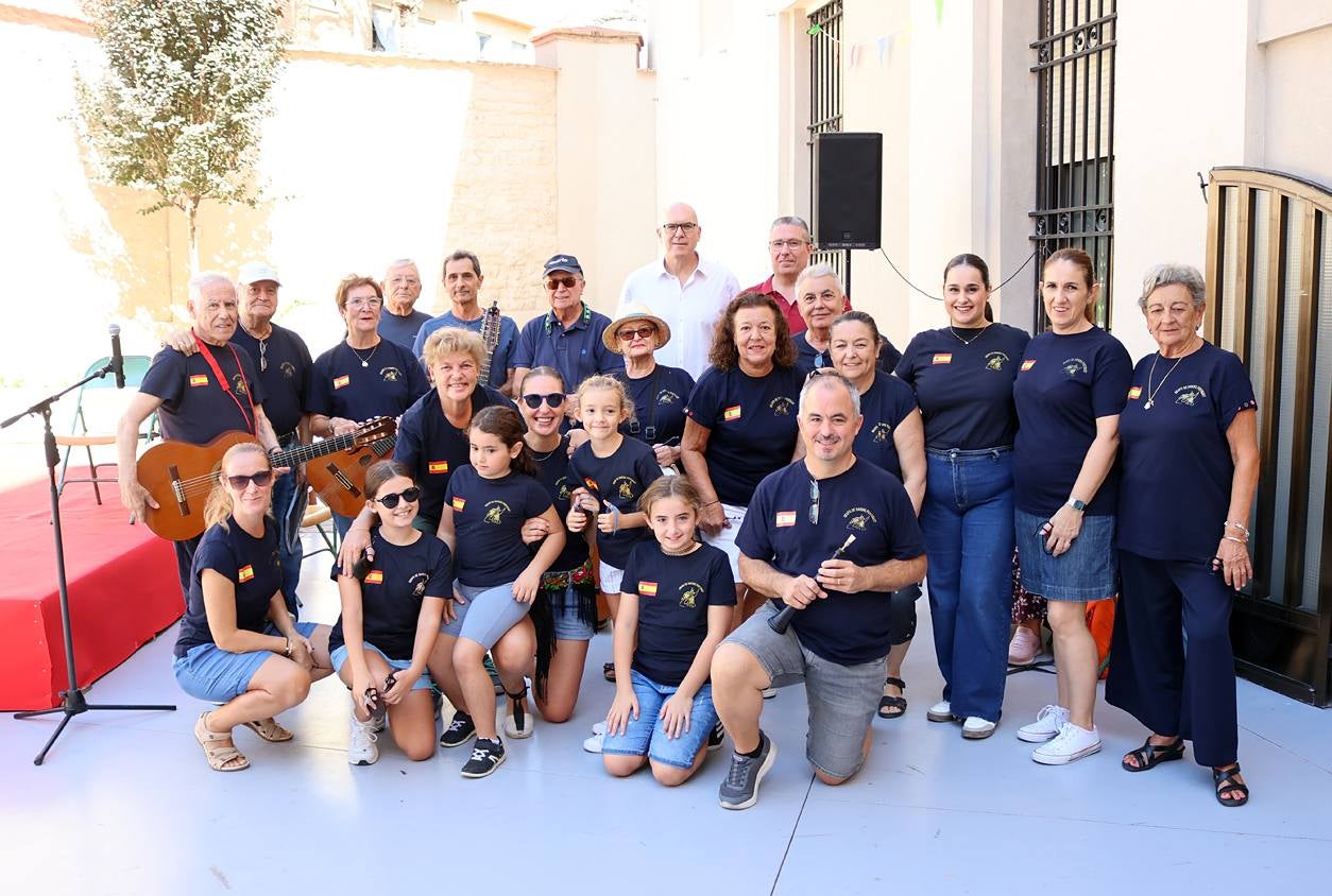 Imagen secundaria 1 - La familia franciscana celebra su V almuerzo solidario