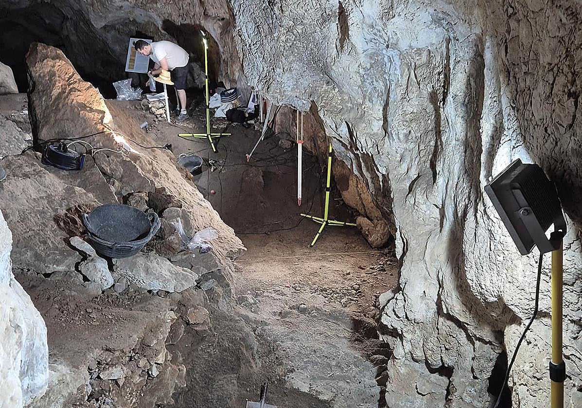 Excavations at the Cova d'Or in Beniarrés.