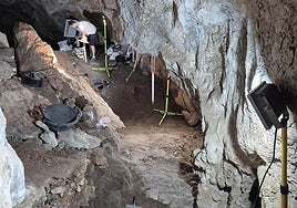 Excavaciones en la Cova d'Or de Beniarrés.