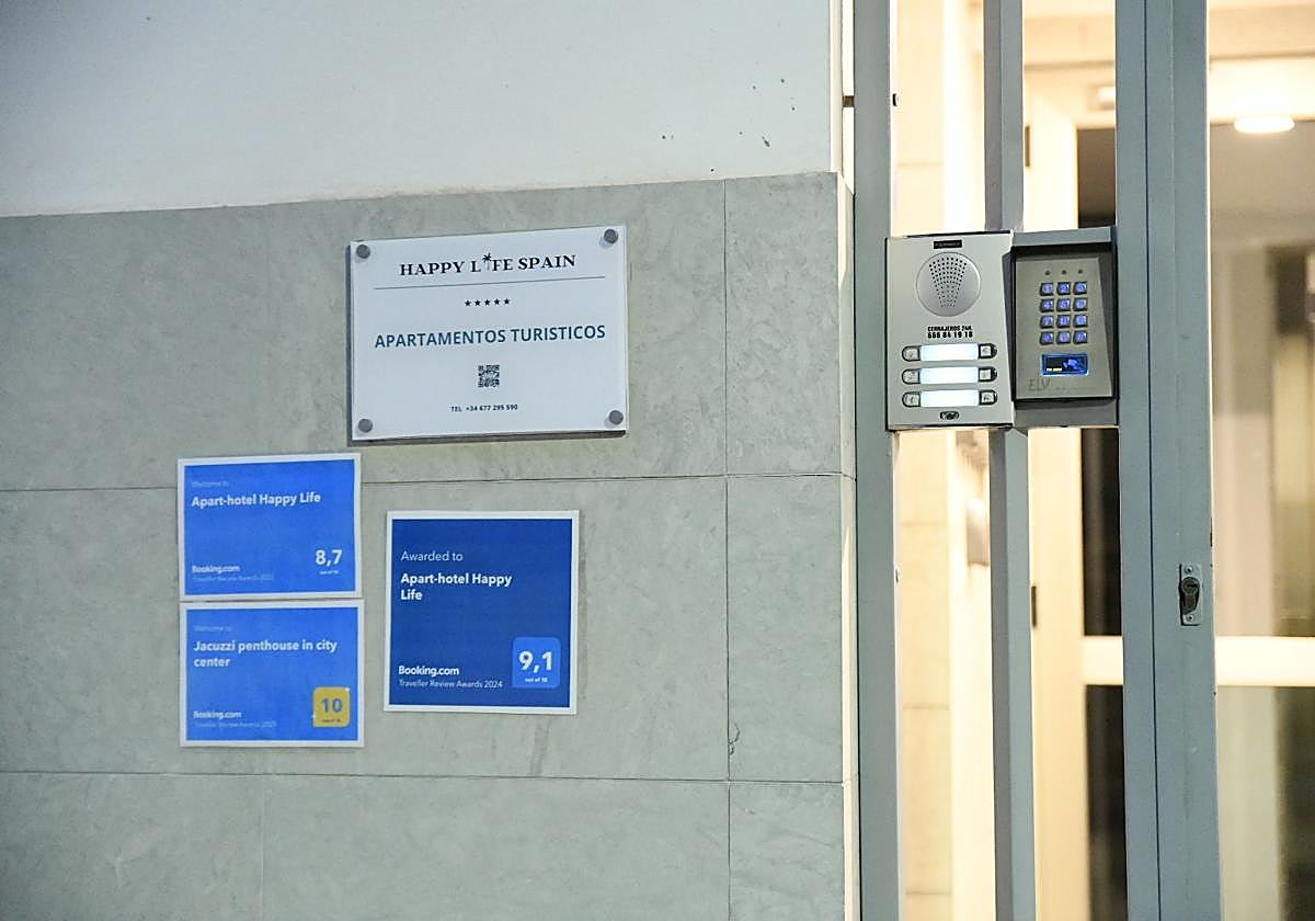 Entrada de un bloque de pisos turísticos en Alicante.