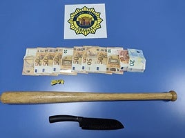 Cuchillo, bate y dinero requisados por la Policía Local de Novelda.