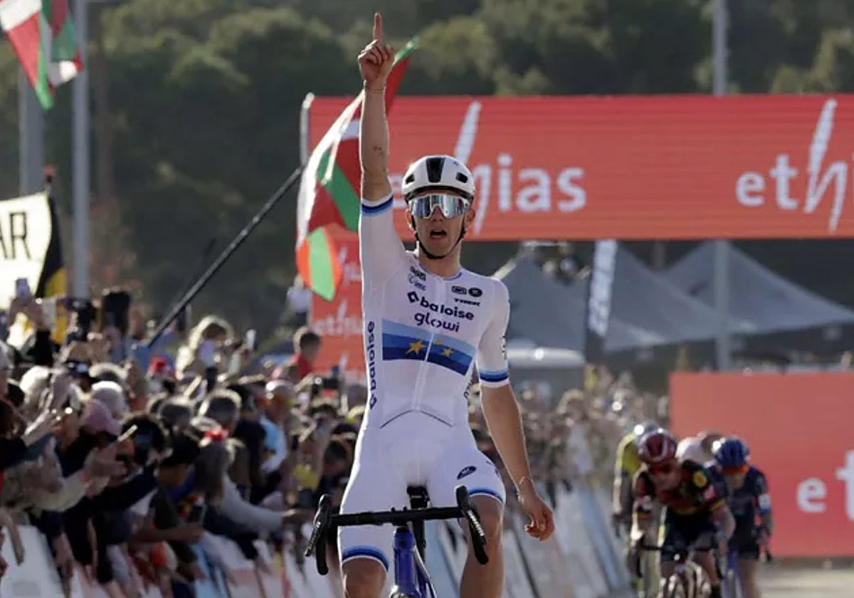 Thibau Nys celebra su triunfo en Benidorm en 2025