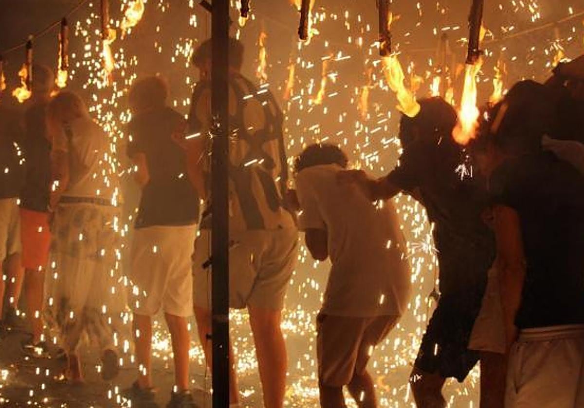 El Campello recuerda las medidas de seguridad y protección para vecinos y participantes del correfoc y los actos pirotécnicos.