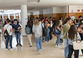 Estudiantes en la PAU de la Universidad de Alicante.