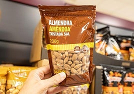 Almendras tostadas con sal en el lineal de supermercado Mercadona.