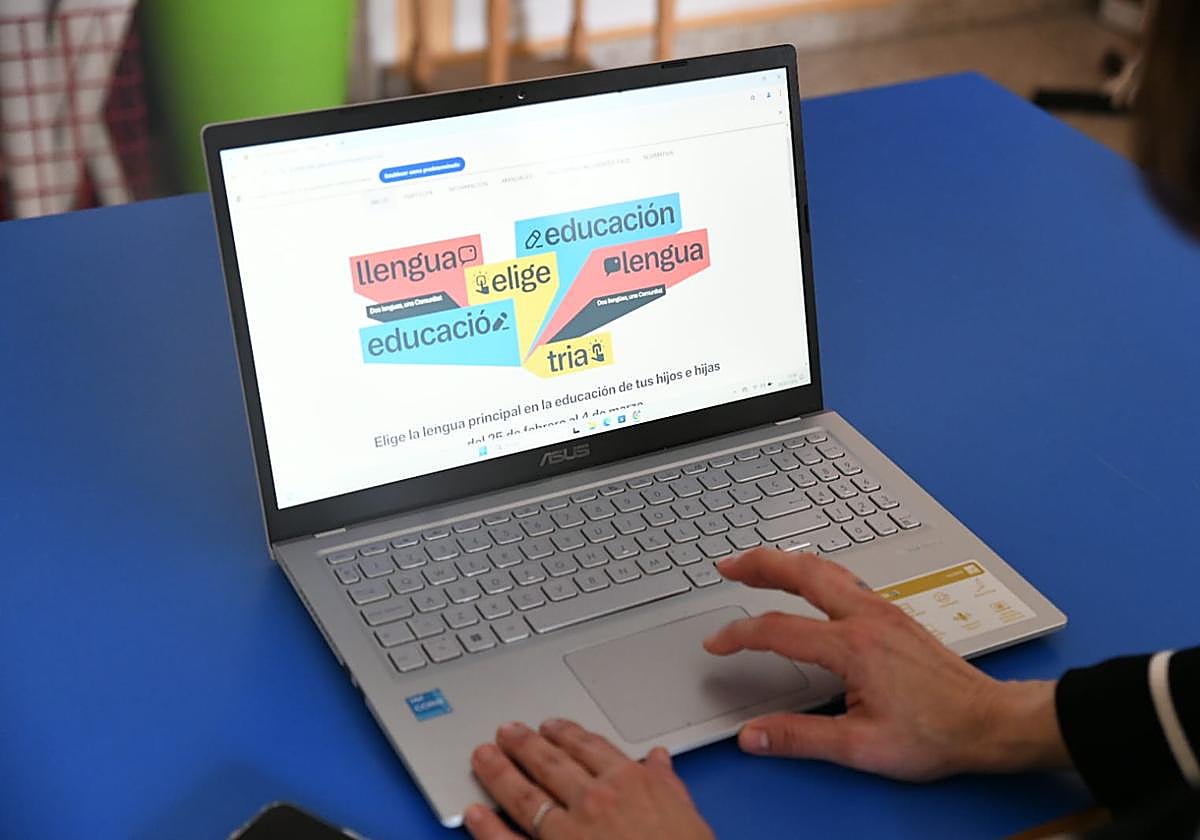 Una madre accede a la plataforma en la que participar en la consulta de la lengua.