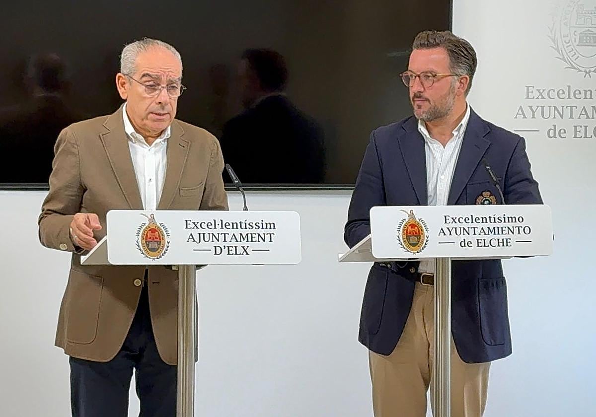 El alcalde Pablo Ruz y el edil Francisco Soler presentan las líneas fundamentales del presupuesto municipal de 2026 en el Ayuntamiento de Elche.