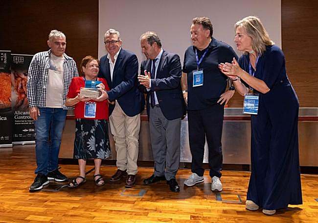 Homenaje a Dolores Hurtado.