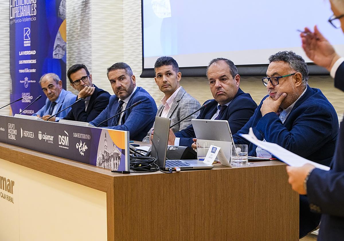Federico Fuster, vicepresidente de la CEV, y Carlos Baño, presidente de la Cámara de Comercio de Alicante, en la mesa de ponentes de la jornada empresarial.