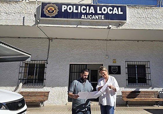 El prtavoz adjunto de Vox, Mario Ortolá, y la concejal de Infraestructuras, Cristina García, delante del retén de Policía Local.