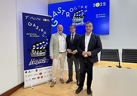El director Cáritas Diocesana de Orihuela-Alicante, Víctor Mellado; el diputado de Cultura, Juan de Dios Navarro, y el director de Gastro Cinema, Vicente Seva.