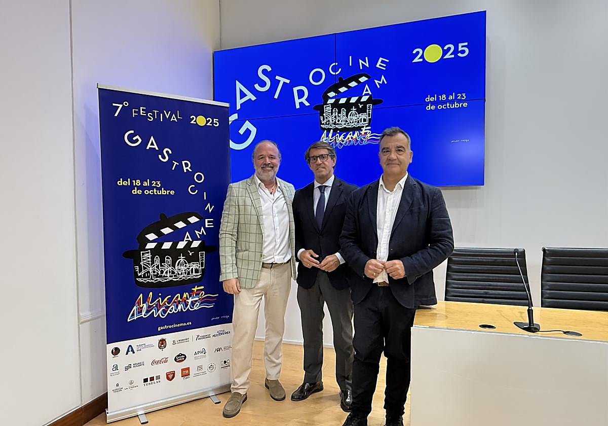 El director Cáritas Diocesana de Orihuela-Alicante, Víctor Mellado; el diputado de Cultura, Juan de Dios Navarro, y el director de Gastro Cinema, Vicente Seva.