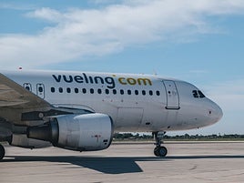 Avión de Vueling en el aeropuerto de Alicante-Elche.