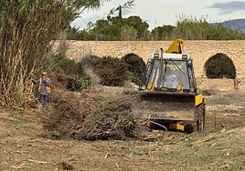 Técnicos de Aigües d'Elx revisan imbornales y estaciones de bombeo ante la llegada de lluvias torrenciales.