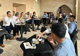 El director del Patronato Costa Blanca, José Mancebo, junto a la directora del Aeropuerto Alicante-Elche Miguel Hernández, Laura Navarro y representantes de Skyway, AENA y EuroControl..