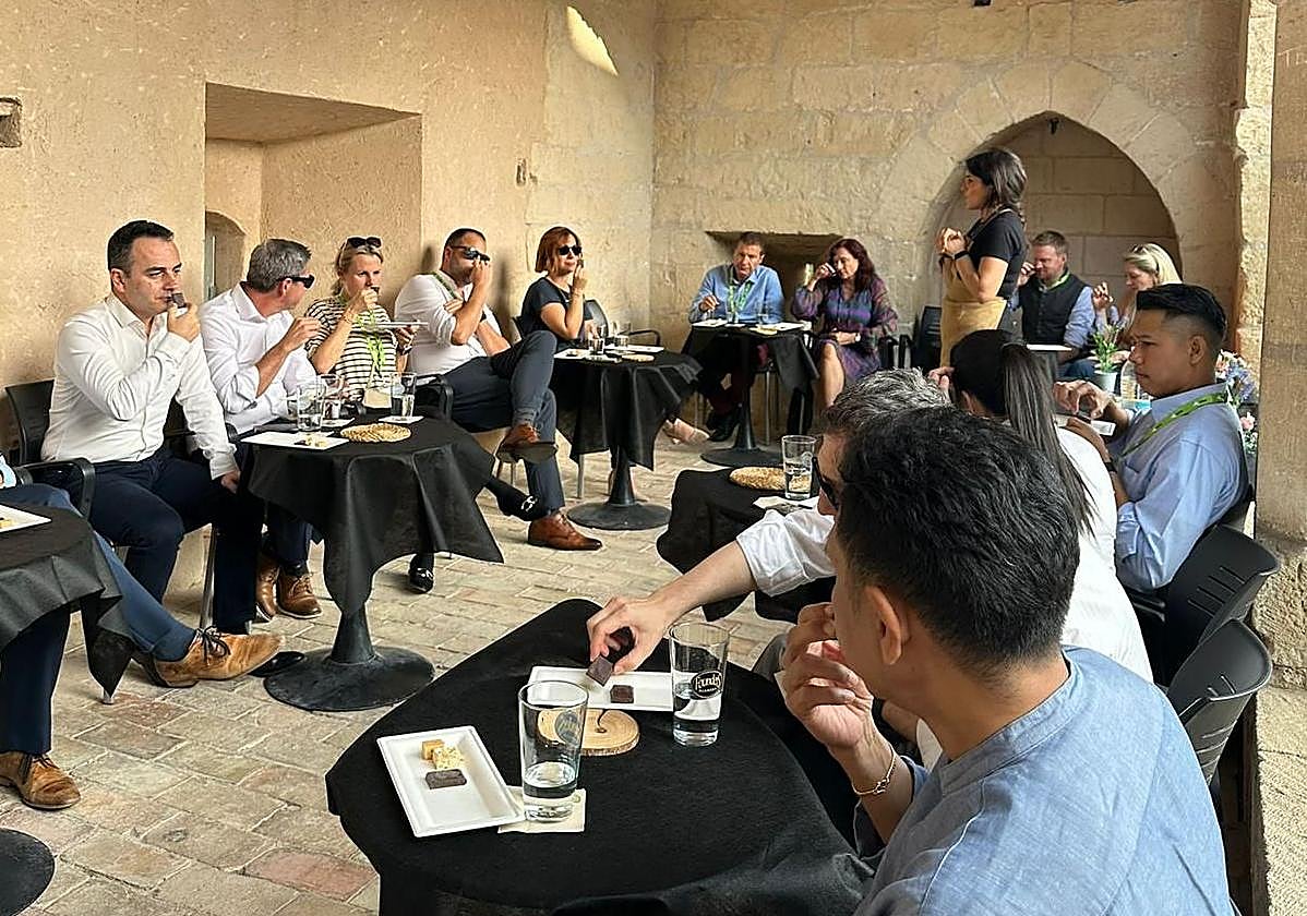 El director del Patronato Costa Blanca, José Mancebo, junto a la directora del Aeropuerto Alicante-Elche Miguel Hernández, Laura Navarro y representantes de Skyway, AENA y EuroControl..