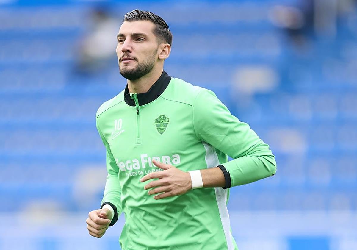 Rafa Mir, durante un calentamiento con el Elche CF.