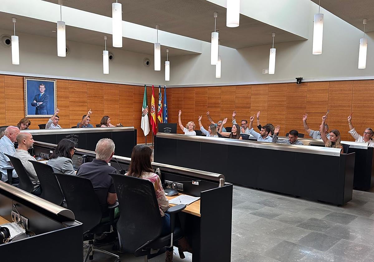 El equipo de Gobierno de San Vicente aprueba en pleno las nuevas bonificaciones en la tasa de residuos para familias vulnerables.