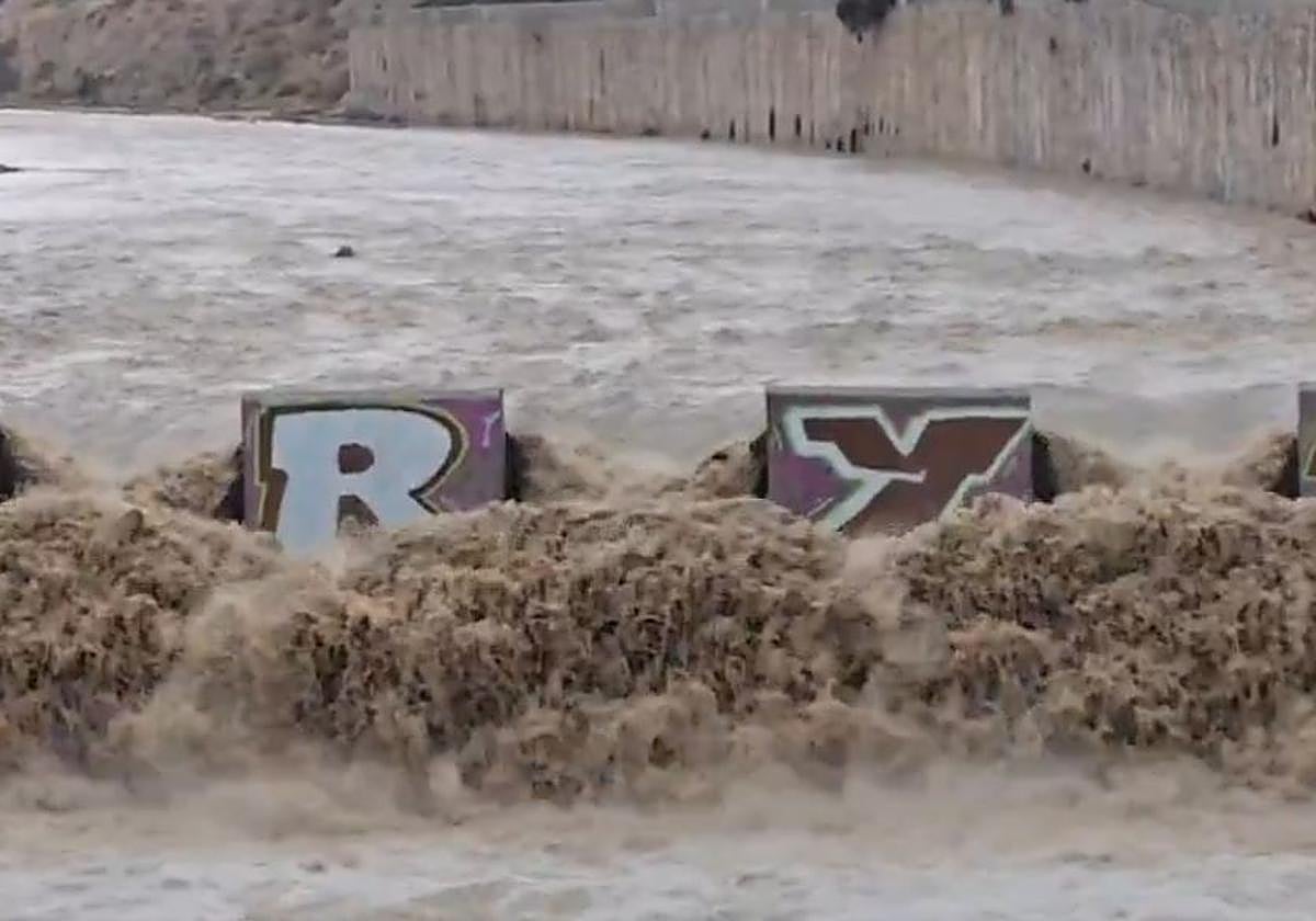Imagen principal - El Barranco de las Ovejas de Alicante se convierte en un río