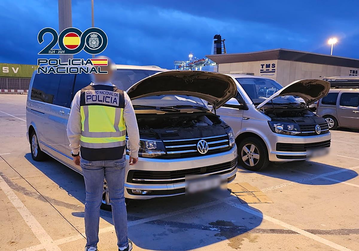 Los agentes de Policía Nacional, con algunos de los vehículos involucrados en el operativo.