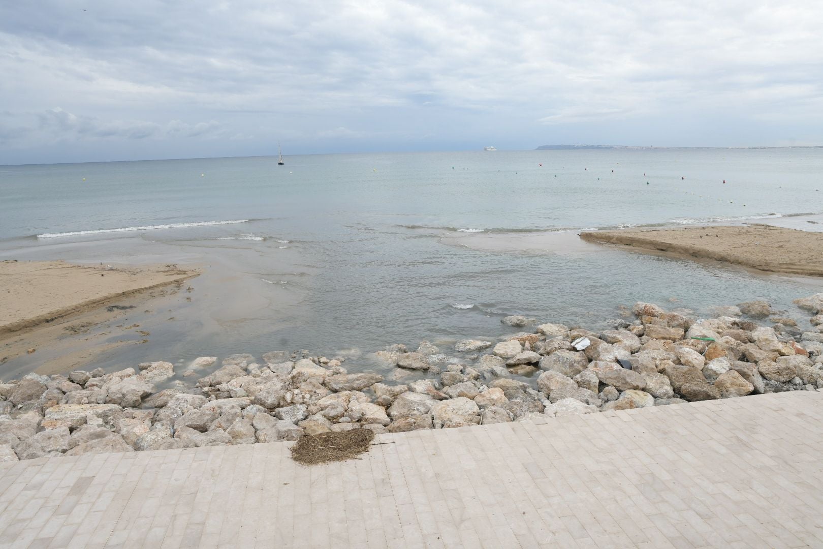 El temporal engulle la playa de la Albufereta de Alicante