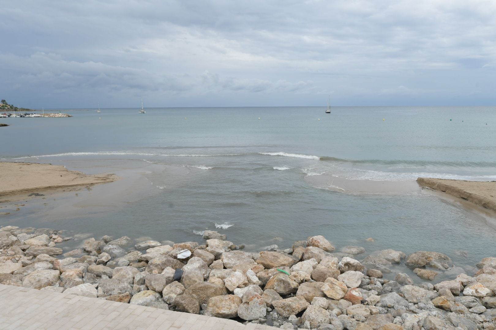El temporal engulle la playa de la Albufereta de Alicante