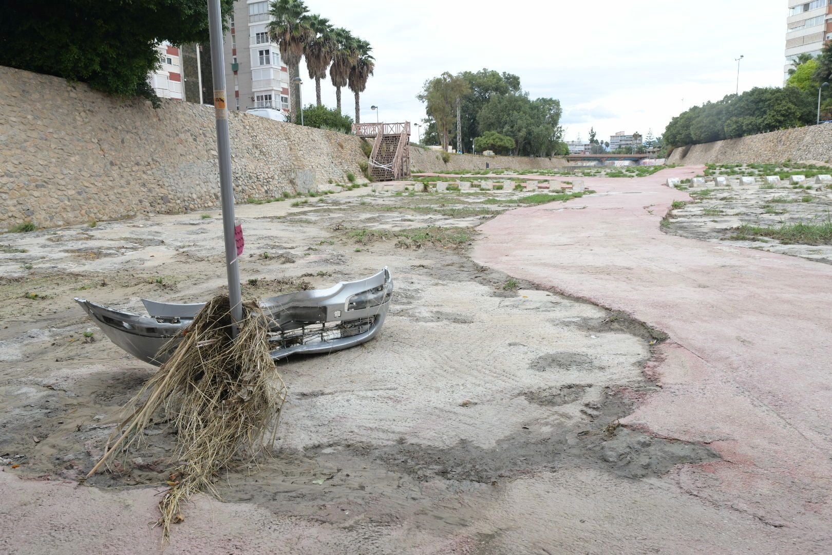 El temporal engulle la playa de la Albufereta de Alicante