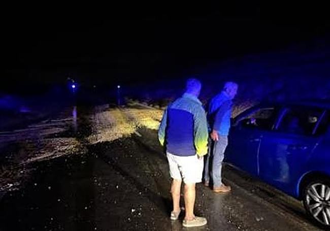 Un vehículo trata de acceder al municipio.