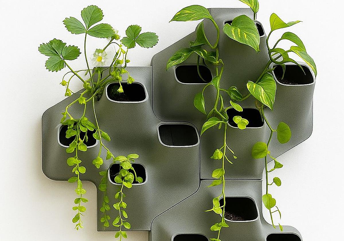 Las piezas de la fachada vegetal, con plantas artificiales.