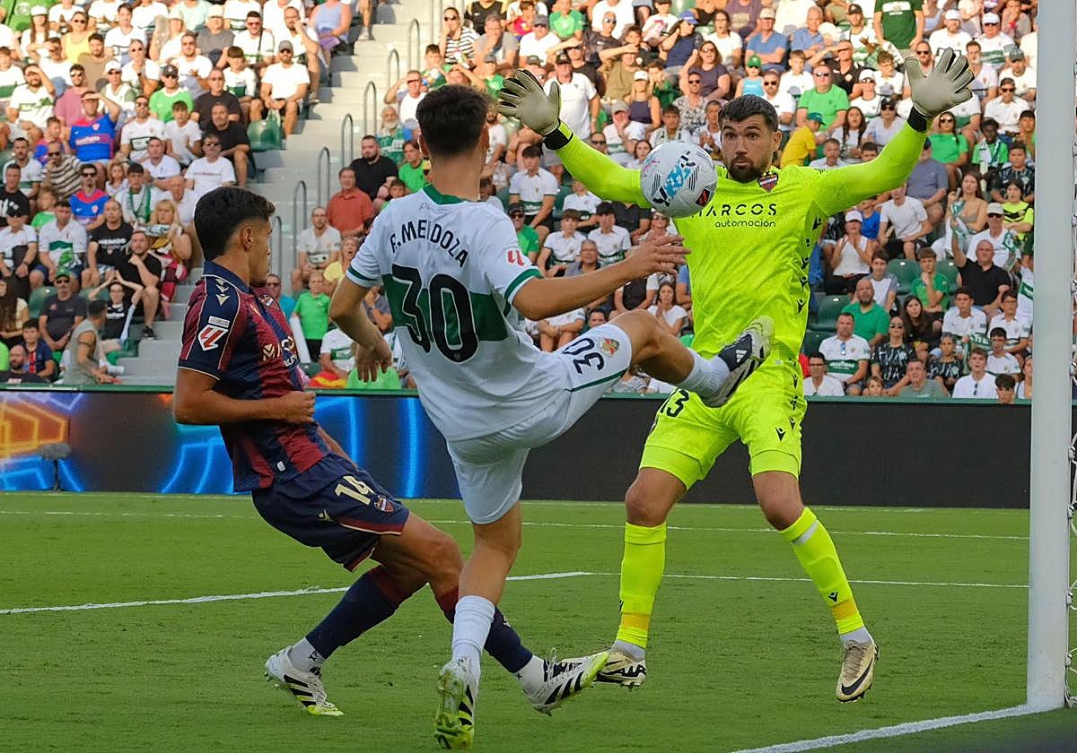 Rodrigo Mendoza disputando un encuentro esta temporada